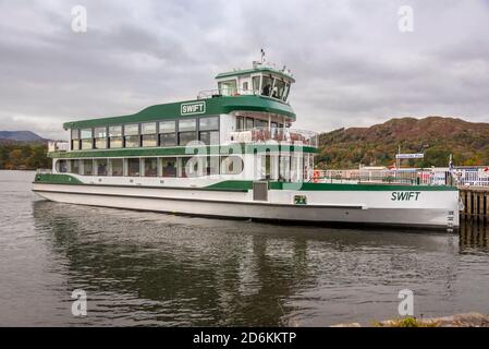 Windermere Lake Cruises, la nuovissima imbarcazione da 300 posti, MV Swift. Al molo Ambleside sul lago Windermere. Foto Stock