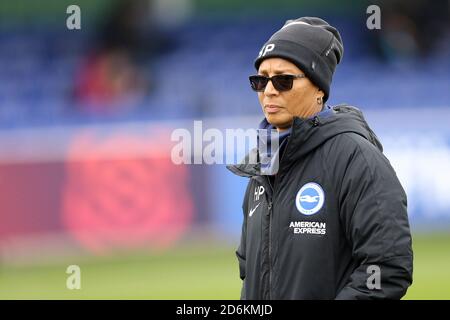 Liverpool, Regno Unito. 18 Ottobre 2020. Liverpool, Regno Unito. 18 Ott 2020. Hope Powell, il 1 ° allenatore di squadra di Brighton & Hove Albion Women FC guarda su. Barclays Super League match femminile, Everton Women contro Brighton & Hove Albion Women al Walton Hall Park di Liverpool domenica 18 ottobre 2020. Questa immagine può essere utilizzata solo per scopi editoriali. Solo per uso editoriale, è richiesta una licenza per uso commerciale. Nessun uso in scommesse, giochi o un singolo club/campionato/giocatore publications.pic di Chris Stading/Andrew Orchard sports photography/Alamy Live News Credit: Andrew Orchard sports photography/Alamy Live News Foto Stock