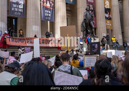 I manifestanti si sono riuniti a Wall Street durante la manifestazione.migliaia di persone sono scese per le marce delle donne in tutte le strade degli Stati Uniti, molti indossavano cappelli di protesta rosa mentre emettevano ferventi appelli contro il presidente Donald Trump e la sua scelta della Corte Suprema conservatrice. I raduni prima delle elezioni del 3 novembre sono stati ispirati dalla prima marcia delle donne a Washington DC, un enorme rally anti-Trump che si è tenuto un giorno dopo il suo insediamento nel 2017. Foto Stock