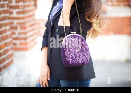 Viola elegante lana felting moda borsetta fatta a mano in mano. look street fashion Foto Stock