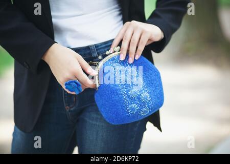 Blu elegante lana felting moda borsetta fatta a mano in mano. look street fashion Foto Stock