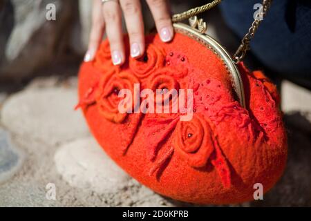 Borsa in lana di moda rossa elegante felting fatta a mano in mano. look street fashion Foto Stock