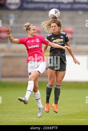 Martha Thomas (a sinistra) di West Ham United e Abbie McManus di Manchester United combattono per la palla durante la partita della Super League delle Femminile al Victoria Road Stadium di Londra. Foto Stock