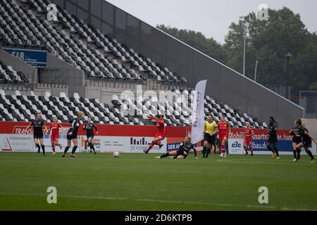 Essen, Germania. 18 ottobre 2020. Takle per la palla durante la partita Frauen Bundesliga tra SGS Essen e Bayer 04 Leverkusen allo Stadion Essen in Germania. HERZBERG Credit: SPP Sport Press Photo. /Alamy Live News Foto Stock