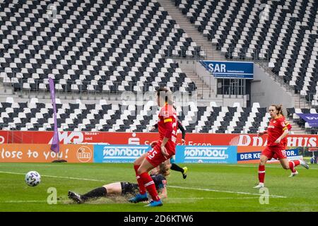 Essen, Germania. 18 ottobre 2020. Salvare un gol durante il gioco Frauen Bundesliga tra SGS Essen e Bayer 04 Leverkusen allo Stadion Essen in Germania. HERZBERG Credit: SPP Sport Press Photo. /Alamy Live News Foto Stock