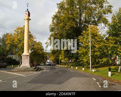 Guardando giù lime alberato poco comunemente largo Boroughgate di attraente Città mercato Appleby-in-Westmoreland Cumbria Inghilterra Regno Unito Foto Stock