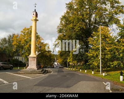 Guardando giù lime alberato poco comunemente largo Boroughgate di attraente Città mercato Appleby-in-Westmoreland Cumbria Inghilterra Gran Bretagna High Cross prominente Foto Stock