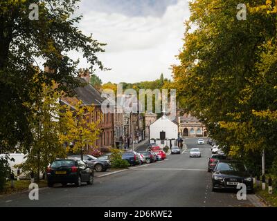 Guardando giù lime alberato poco comunemente largo Boroughgate di attraente Città mercato Appleby-in-Westmoreland Cumbria Inghilterra UK verso Cloisters e Mo Foto Stock