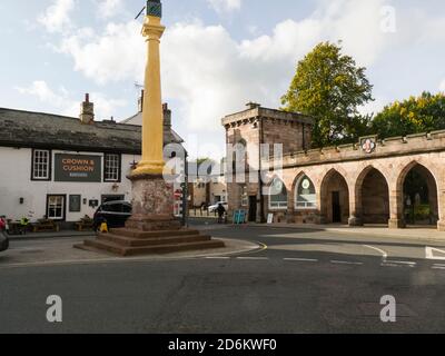 Estremità inferiore di Boroughgate Appleby-in-Westmoreland con colonna di pietra Cloisters basso Cross and Crown and Cushion Public House Cumbria England UK Foto Stock