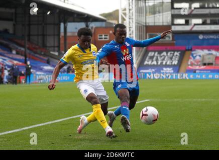 Brighton e Hove Albion's Tariq Lamptey (a sinistra) e Crystal Palace's Tyrick Mitchell durante la partita della Premier League a Selhurst Park, Londra. Foto Stock