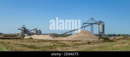 Stabilimento di estrazione della sabbia vicino al fiume Waal a Millingen aan de Rijn, Gelderland, Paesi Bassi Foto Stock