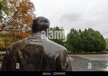 La statua di Ronald Reagan di fronte al Memoriale di guerra sovietico sulla Piazza della libertà / Szabadsag a Budapest, Ungheria Foto Stock