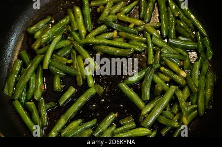 Fagioli fritti in cialde una padella. Messa a fuoco Seelctive. Foto Stock