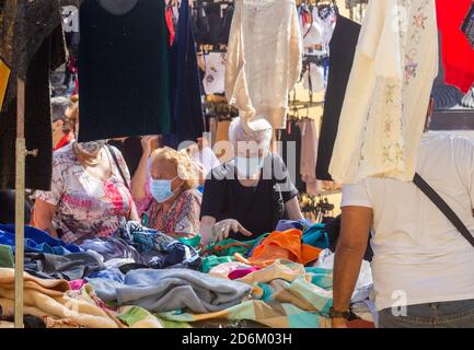 Las Palmas, Gran Canaria, Isole Canarie, Spagna. 18 ottobre 2020. Shopping in vigore presso il mercato domenicale all'aperto vicino alla spiaggia cittadina di Las Palmas su Gran Canaria. Con un'incombenza a metà termine e nessun segno di una corsa di Brit alle Isole Canarie, la mancanza di turisti alle isole durante la pandemia è un disastro per l'economia dipendente dal turismo. Pur essendo la regione spagnola con il minor numero di casi di Covid, le isole Canarie e il resto della Spagna rimangono nell'elenco di quarantena del Regno Unito. Credit: Alan Dawson/Alamy Live News. Foto Stock