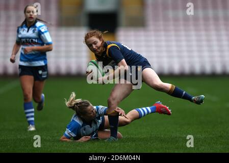 Il Cara Cookland of Darlington Mowden Park Sharks e Zoe Heeley of Worcester Warriors Women durante la partita FEMMINILE ALLIANZ PREMIER 15S tra Darlington Mowden Park Sharks e Worcester Warriors alla Northern Echo Arena di Darlington sabato 17 ottobre 2020. (Credit: Chris Booth | MI News) Credit: MI News & Sport /Alamy Live News Foto Stock