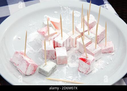 Dolci dolciari turchi su un piatto bianco Foto Stock
