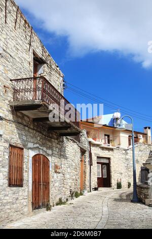 Case a schiera bizantine medievali nella città vecchia di Lefkara, Cipro, che è ben noto per i suoi merletti di artigianato Foto Stock