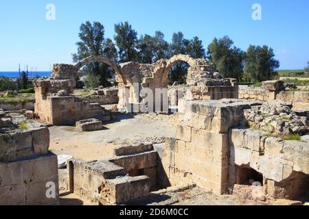 Le rovine di Saranda Kolones (quaranta colonne) Un castello Frankish costruito dai Lusigans alla fine Del 13 ° secolo vicino Paphos porto di Cipro Foto Stock