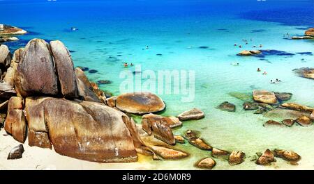 Bella spiaggia rocciosa con mare cristallino celare a Samui isola, Thailandia Foto Stock