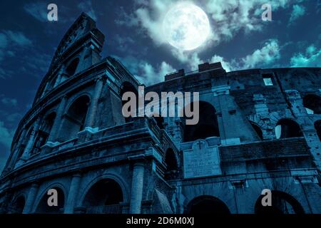 Colosseo di notte, Roma, Italia. Mistero creepy vista del Colosseo antico in piena luna. Scena oscura spooky con famoso punto di riferimento nel centro di Roma in b Foto Stock