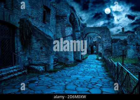 Foro Romano di notte, Roma, Italia. Mistero creepy vista della strada antica in piena luna. Scena oscura spooky con vecchie case in rovina nel centro di Roma Foto Stock