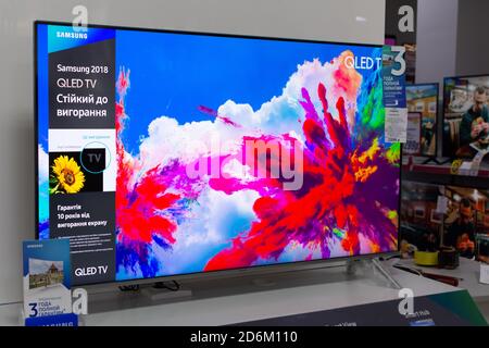 Tiraspol, Moldavia - 19 gennaio 2019: Televisori Samsung QLED al negozio di elettronica a Tiraspol. Foto Stock