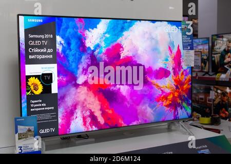 Tiraspol, Moldavia - 19 gennaio 2019: Televisori Samsung QLED al negozio di elettronica a Tiraspol. Foto Stock