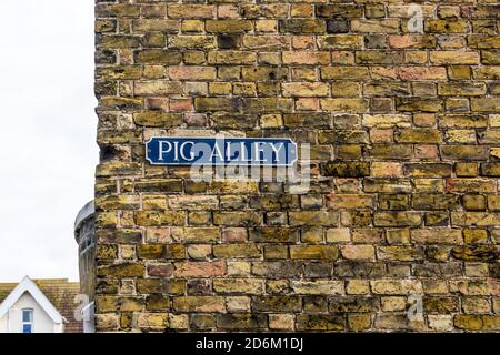 Cartello con il nome della strada per Pig Alley a Ramsgate, Kent. Foto Stock