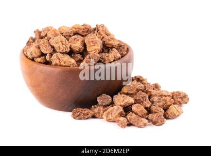 Tigernuts isolato su sfondo bianco. Dadi Chufa o tigre in recipiente di legno. Foto Stock