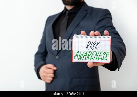 Consapevolezza del rischio di scrittura di parole. Business foto showcase riconoscere i fattori che possono causare un effetto minaccioso modello che mostra diversi EMP Foto Stock