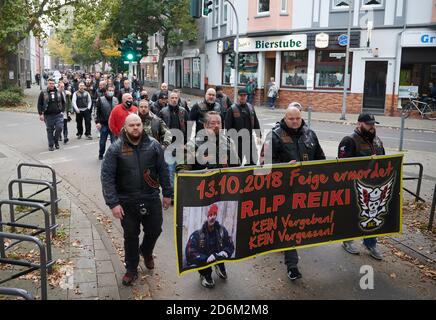 Gelsenkirchen, Germania. 18 Ott 2020. I partecipanti disegnano una bandiera con l'iscrizione '13.10.2018 - R.I.P. Reiki - non arrendersi! Non dimenticarsi' in una marcia funeraria attraverso la città in memoria di un membro del gruppo di rocker 'Freeway Riders' che è stato ucciso nel 2018. Dopo una disputa nell'ambiente del rocker, il membro del 'Freeway Riders' era stato pugnalato a morte in strada aperta il 13 ottobre 2018. Credit: Henning Kaiser/dpa/Alamy Live News Foto Stock