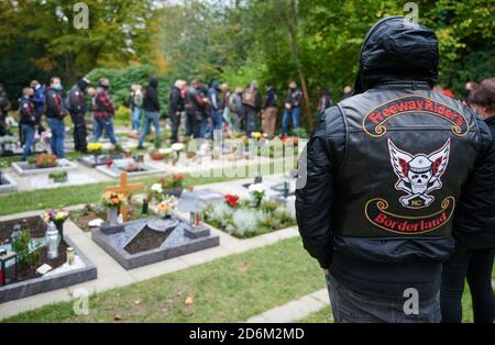 Gelsenkirchen, Germania. 18 Ott 2020. I partecipanti commemorano un membro del gruppo di bilancieri 'Freeway Riders' ucciso nel 2018 nel cimitero di Rotthausen. Dopo una disputa nell'ambiente del rocker, il membro del 'Freeway Riders' era stato pugnalato a morte in strada aperta il 13 ottobre 2018. Credit: Henning Kaiser/dpa/Alamy Live News Foto Stock