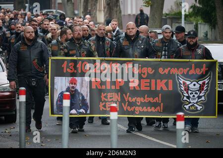 Gelsenkirchen, Germania. 18 Ott 2020. I partecipanti disegnano una bandiera con l'iscrizione '13.10.2018 - R.I.P. Reiki - non arrendersi! Non dimenticarsi' in una marcia funeraria attraverso la città in memoria di un membro del gruppo di rocker 'Freeway Riders' che è stato ucciso nel 2018. Dopo una disputa nell'ambiente del rocker, il membro del 'Freeway Riders' era stato pugnalato a morte in strada aperta il 13 ottobre 2018. Credit: Henning Kaiser/dpa/Alamy Live News Foto Stock