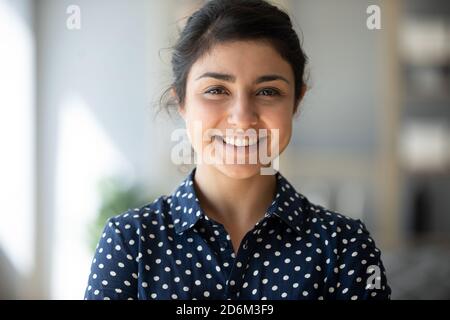 Headshot ritratto attraente sorridente ragazza indiana guardando la macchina fotografica Foto Stock