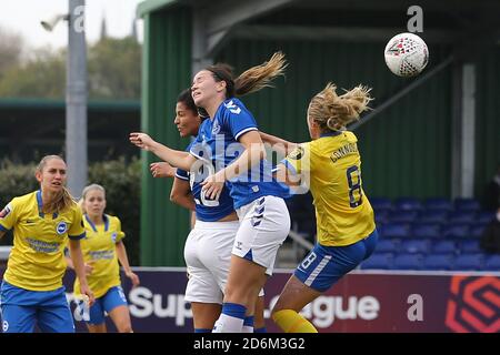 Liverpool, Regno Unito. 18 Ott 2020. Claire Emslie di Everton (c) testa e libera la palla. Barclays Super League match femminile, Everton Women contro Brighton & Hove Albion Women al Walton Hall Park di Liverpool domenica 18 ottobre 2020. Questa immagine può essere utilizzata solo per scopi editoriali. Solo per uso editoriale, è richiesta una licenza per uso commerciale. Nessun uso in scommesse, giochi o un singolo club/campionato/giocatore publications.pic di Chris Stading/Andrew Orchard sports photography/Alamy Live News Credit: Andrew Orchard sports photography/Alamy Live News Foto Stock