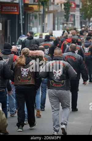 Gelsenkirchen, Germania. 18 Ott 2020. I partecipanti sfilano attraverso la città in una marcia funeraria in memoria di un membro del gruppo di rocker 'Freeway Riders' che è stato ucciso nel 2018. Dopo un'argomentazione nell'ambiente del rocker, il membro del 'Freeway Riders' era stato pugnalato a morte sulla strada aperta il 13 ottobre 2018. Credit: Henning Kaiser/dpa/Alamy Live News Foto Stock