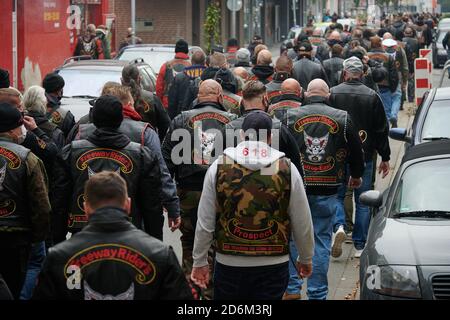 Gelsenkirchen, Germania. 18 Ott 2020. I partecipanti sfilano attraverso la città in una marcia funeraria in memoria di un membro del gruppo di rocker 'Freeway Riders' che è stato ucciso nel 2018. Dopo un'argomentazione nell'ambiente del rocker, il membro del 'Freeway Riders' era stato pugnalato a morte sulla strada aperta il 13 ottobre 2018. Credit: Henning Kaiser/dpa/Alamy Live News Foto Stock