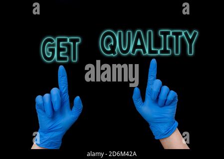 Testo di scrittura di parole ottiene qualità. Vetrina fotografica aziendale caratteristiche e caratteristiche del prodotto che soddisfa le esigenze visualizzazione di carta adesiva vuota acc Foto Stock