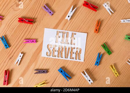 File server di scrittura testo a mano. Dispositivo fotografico concettuale che controlla l'accesso a dati memorizzati separatamente carta per stendibiancheria colorata promemoria vuota Foto Stock