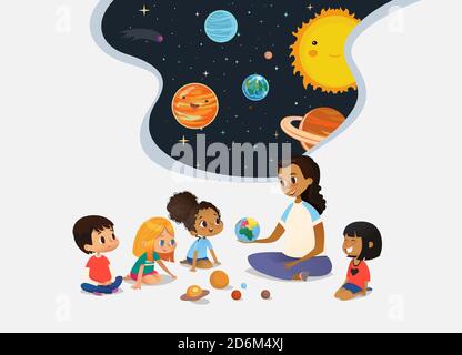 L'insegnante femminile dimostra il modello della Terra ai bambini e dice loro circa i bambini dell'universo siedono sul pavimento in cerchio e ascoltano lei. Prescolare Illustrazione Vettoriale