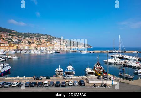 Porto Santo Stefano, Italia - 3 luglio 2018: Vista panoramica del porto con imbarcazioni da diporto Foto Stock