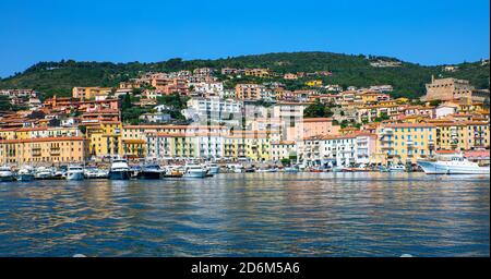 Porto Santo Stefano, Italia - 4 luglio 2018: Vista panoramica del porto con imbarcazioni da diporto Foto Stock