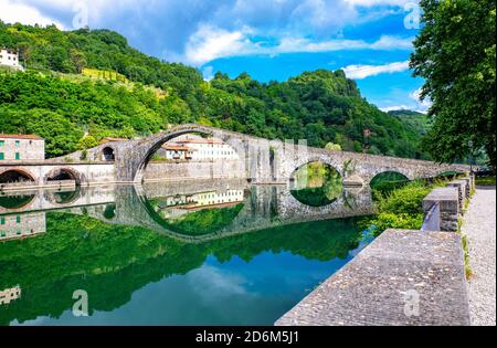 L'Italia, Toscana, la Garfagnana, Borgo a Mozzano, Ponte della Maddalena o Ponte del Diavolo oltre il fiume Serchio Foto Stock