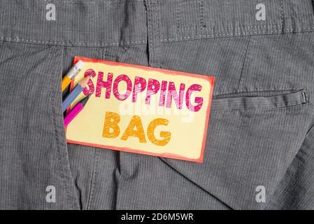 Scrittura a mano concettuale che mostra la Shopping Bag. Concetto che significa contenitori per il trasporto di beni individuali o acquisti di attrezzature di scrittura e y Foto Stock