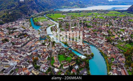 Città di Interlaken in Svizzera - riprese incredibili con i droni Foto Stock