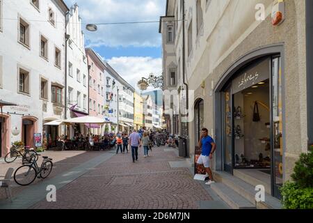 La città vecchia dalla città di Brunico nel sud Tirolo con vecchie case. Foto Stock