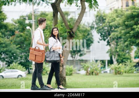 persone che camminano nel parco Foto Stock