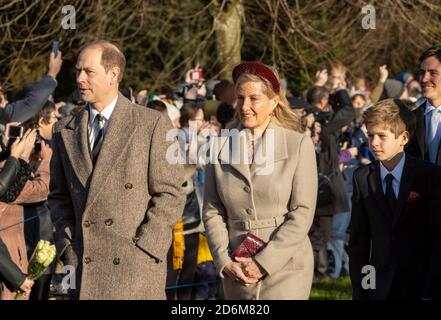 Il Principe Edoardo Conte di Wessex con Sophie Contessa di Wessex, Lady Louise Windsor e James Visconte Severn a Sandringham il giorno di Natale 2019. Foto Stock