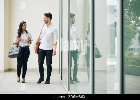La gente di affari nel corridoio di office Foto Stock