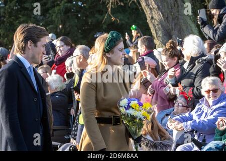 La principessa Beatrice di York con la sua finanza Edoardo Mapelli Mozzi a Sandringham il giorno di Natale 2019. Foto Stock